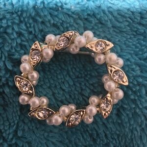 Elegant Gold and Pearl Brooch